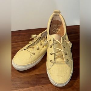 Sperry Crest Vibe Low Boat Sneaker in Yellow Shimmer. Size 9